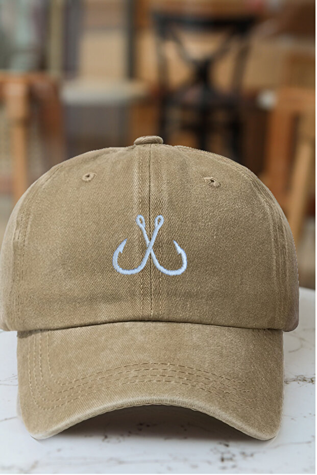 قبعة كلاسيكية مطرزة بخطاف - 1