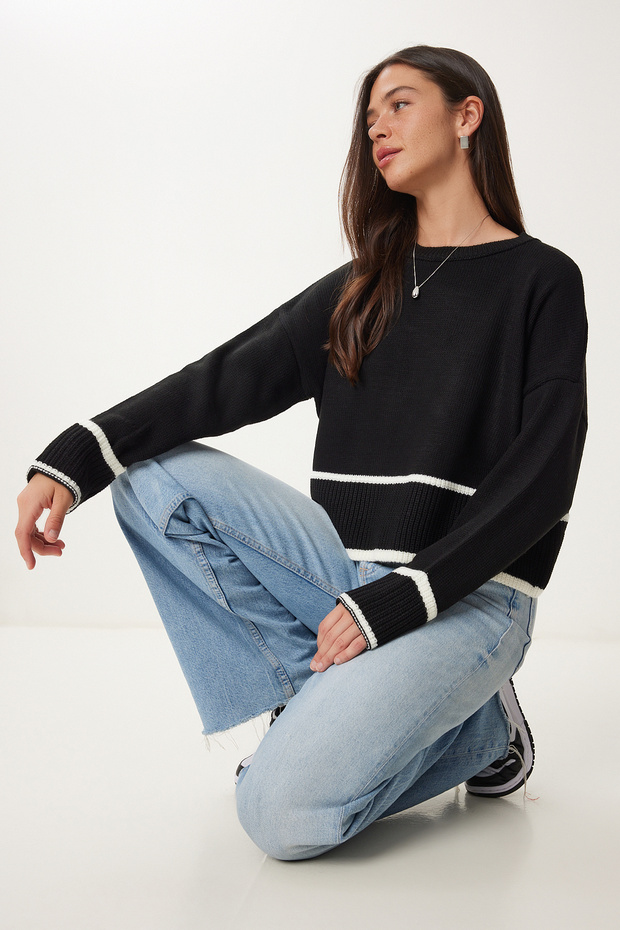 Woman's Black Stripe Detailed Knit Sweater PF00041