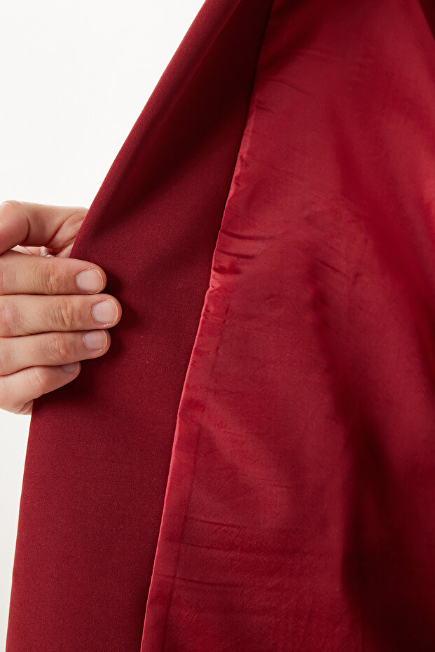 Kurzer, gewebter Trenchcoat mit Burgunder-Gürtel für Damen GP00027 - 5