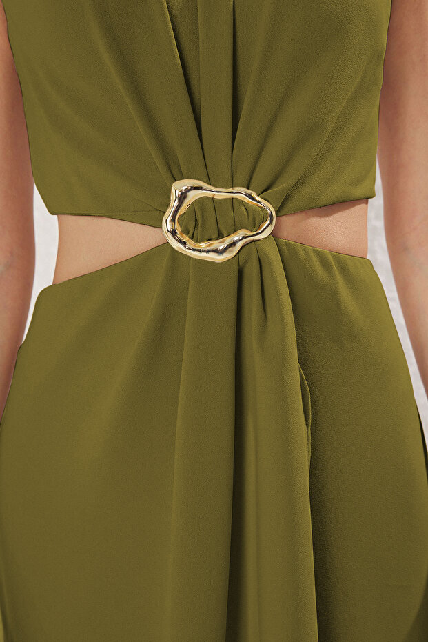 Zielona, ​​oliwkowa sukienka maxi z głębokim dekoltem i ozdobnymi dodatkami z krepy TWOSS25EL00017 - 7