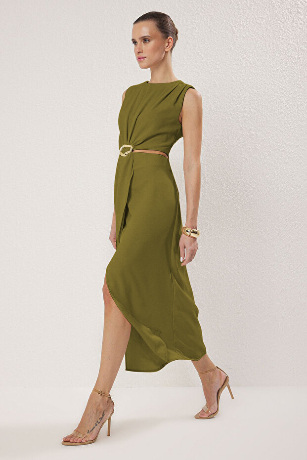 Zielona, ​​oliwkowa sukienka maxi z głębokim dekoltem i ozdobnymi dodatkami z krepy TWOSS25EL00017 - 6