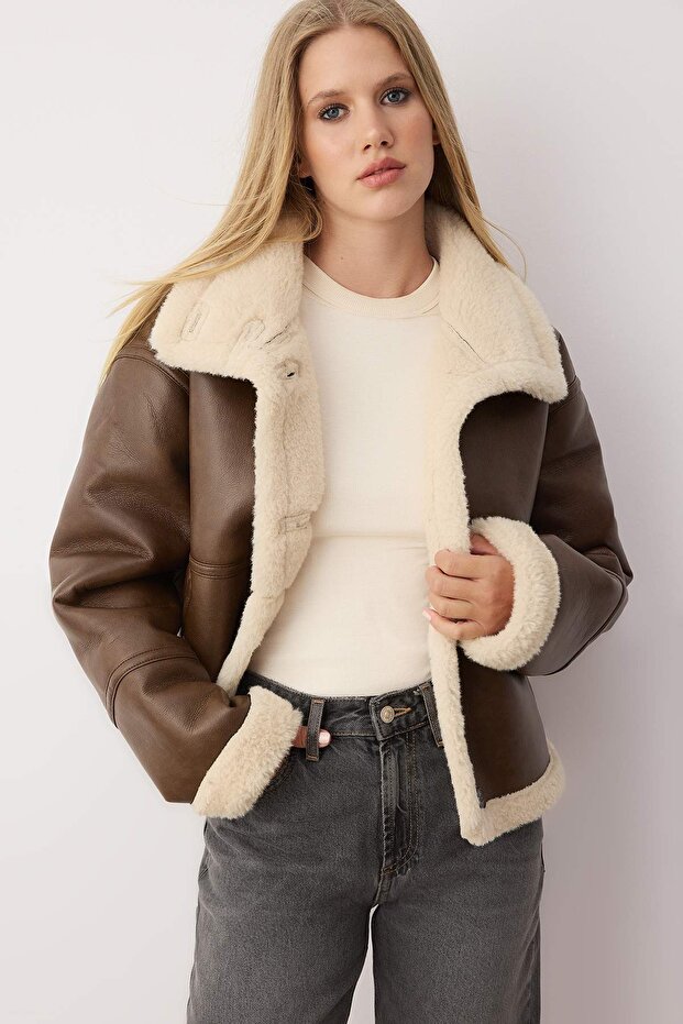 Kahverengi Oversize Kalıp Peluş Detaylı Suni Deri Mont TWOAW26MO00018 - 3