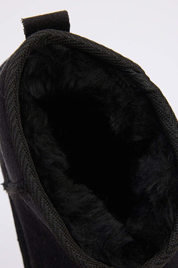Schwarze Pelzgefütterte Damenstiefel mit runder Spitze und flachem Absatz TAKAW26BO00001 - 4