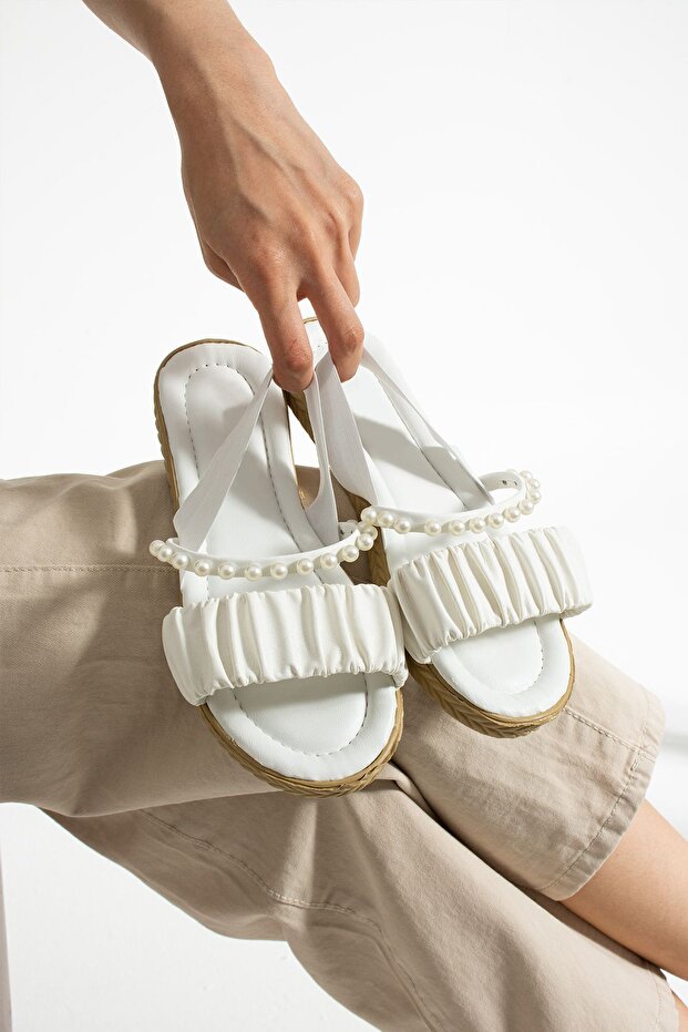 Beyaz İncili Lastikli Sandalet - 1