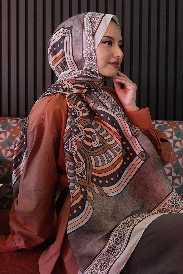 شال قطن ناعم باللون البيج بنمط هندسي - 2