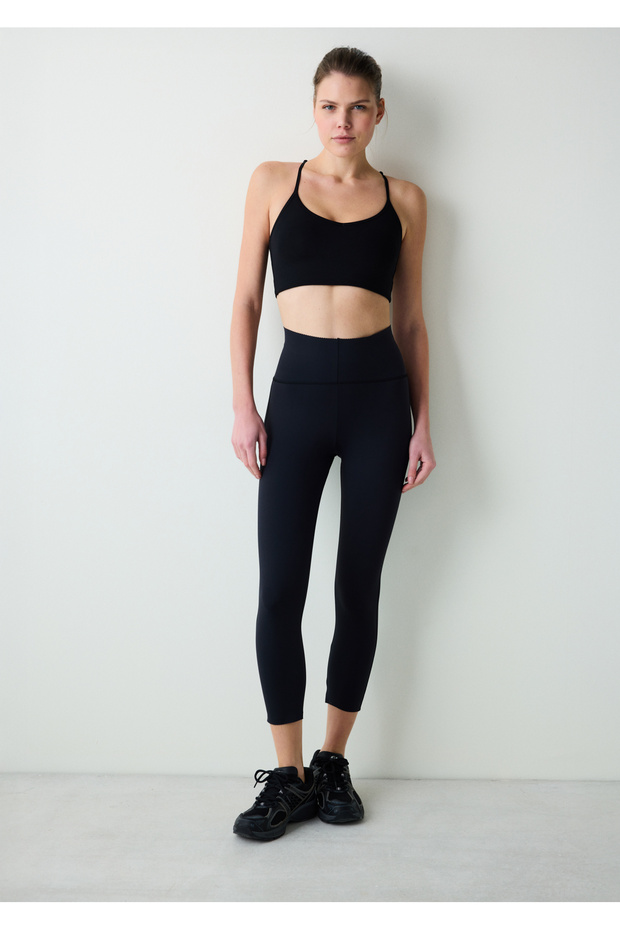 بنطال ضيق أسود بخصر عالٍ وطول قصير للتعافي - 4