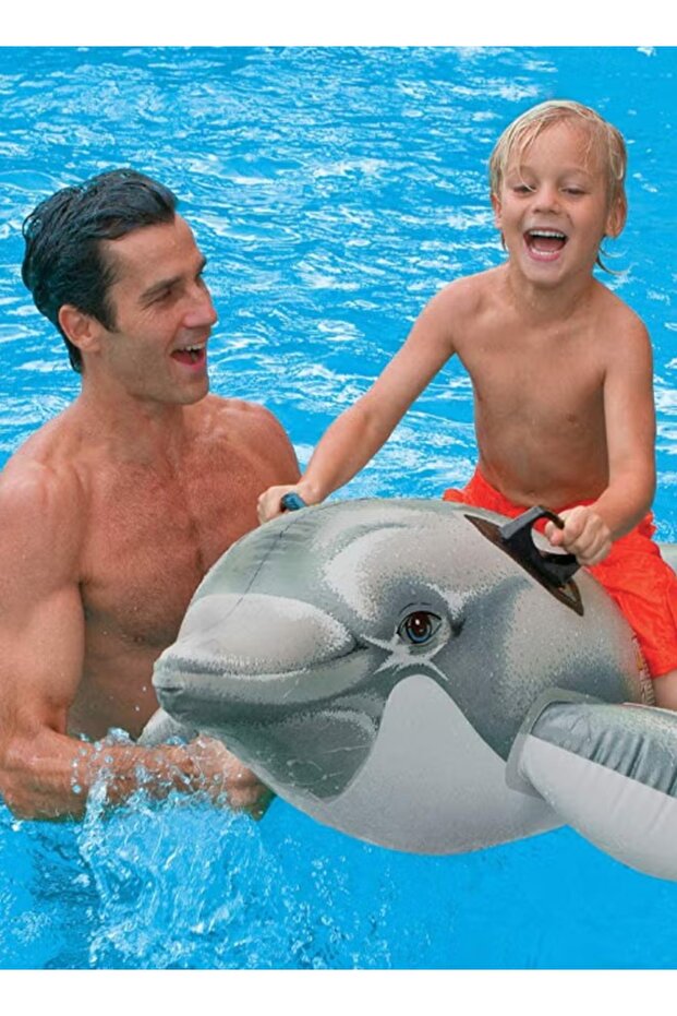 عوامة قابلة للنفخ على شكل دولفين في حوض السباحة - 3