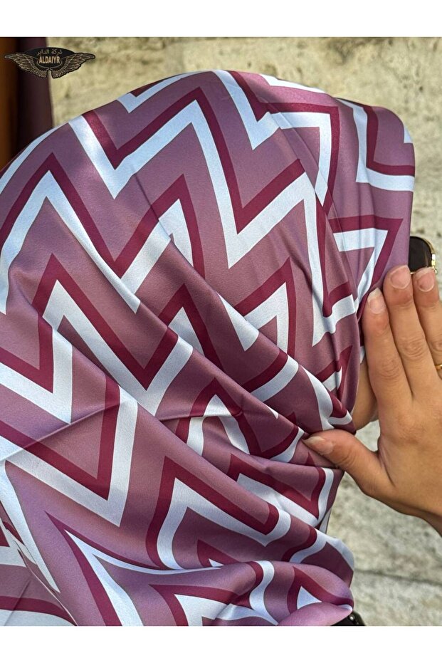 وشاح من نسيج حريري منقوش - 3