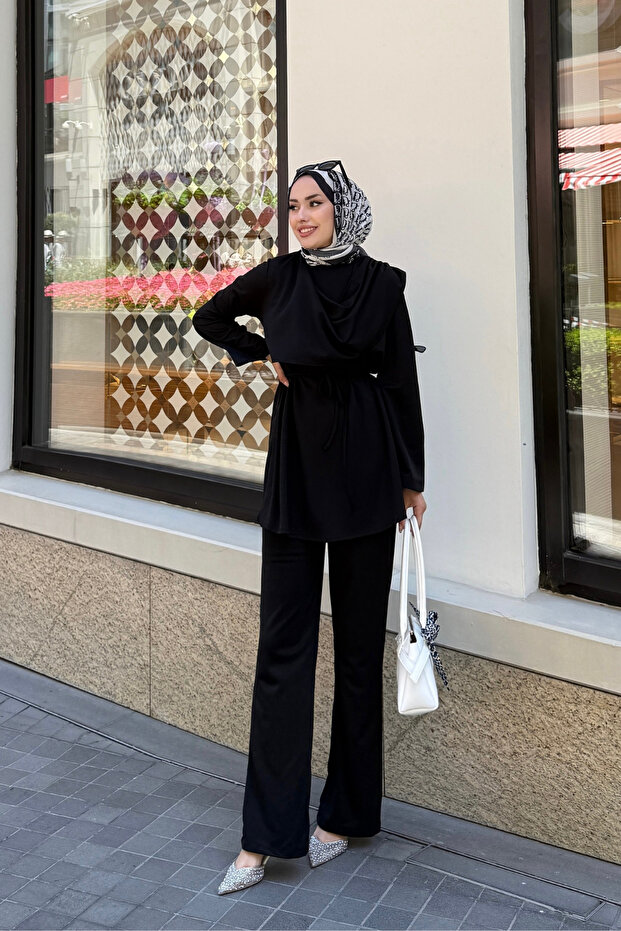طقم أسود اللون مع غطاء رأس منسدل لوش على الجهة الأمامية