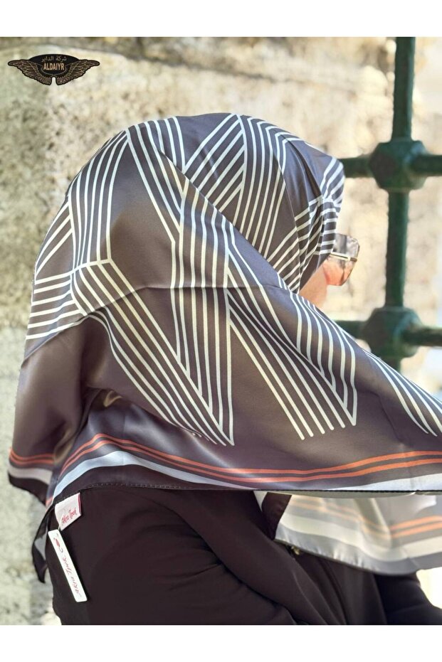 وشاح من نسيج حريري منقوش - 2