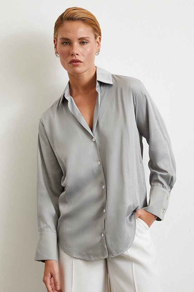 قميص بنمط قطري باللون الرمادي - 1