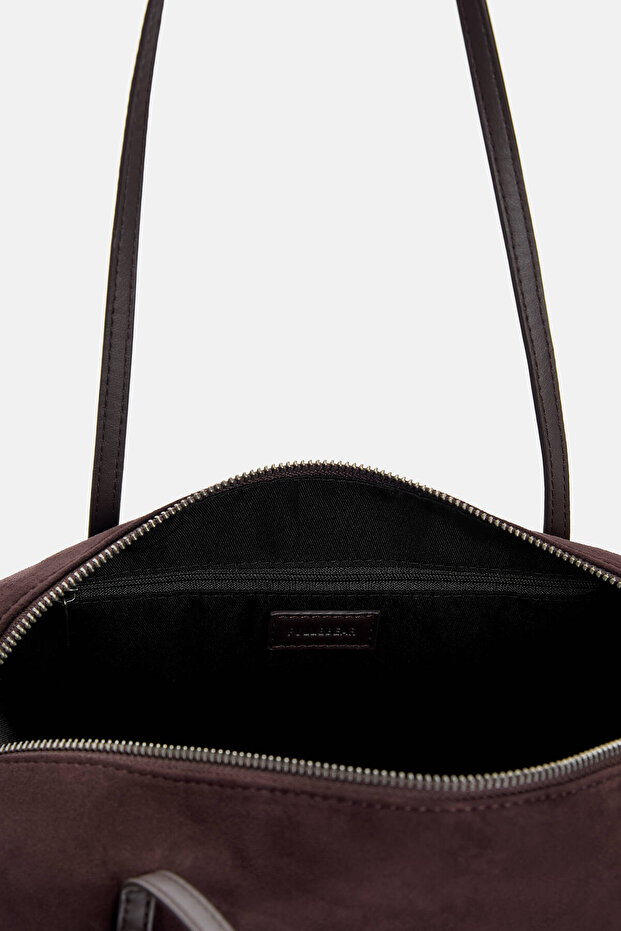 Shoulder bag with a charm - 3