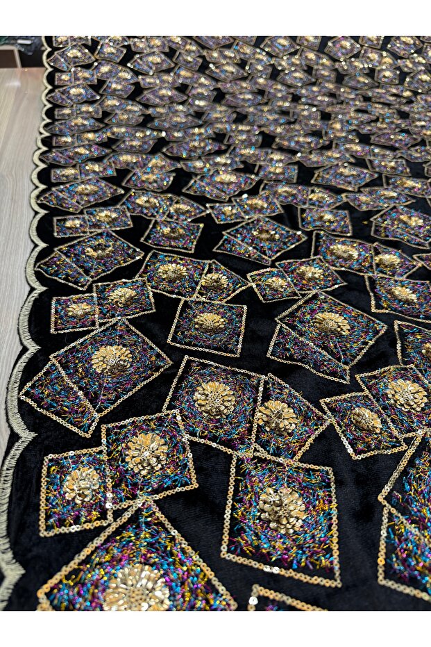 Payet İşlemeli Kadife - 1