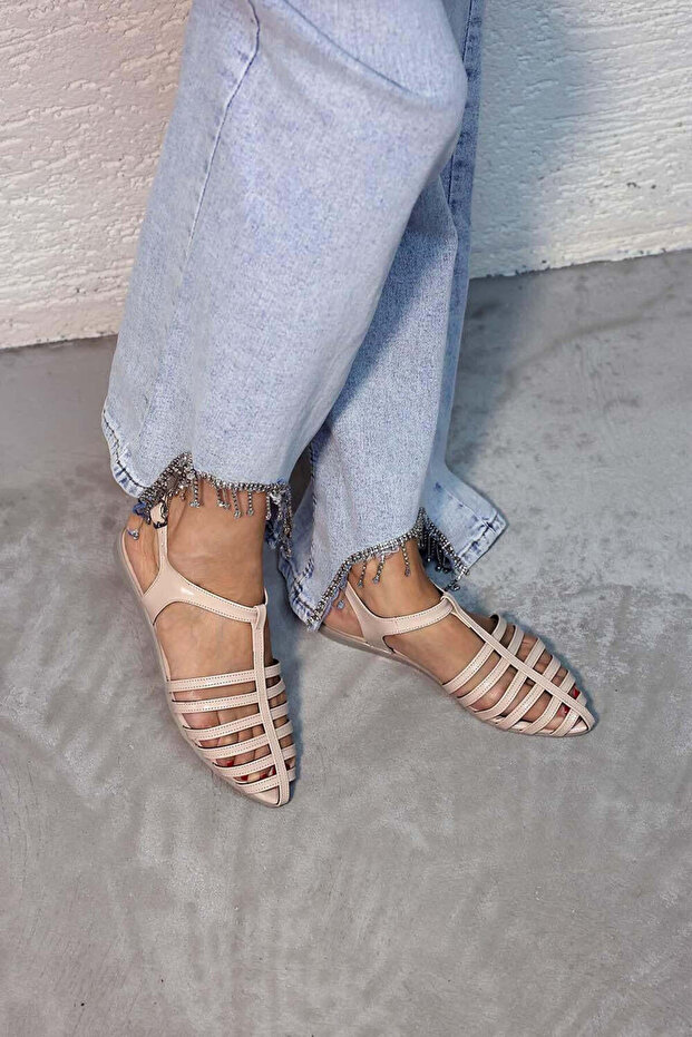Women's Cream Palm Ankle Strap Pointed Toe Patent Leather Sandals Bynd24900