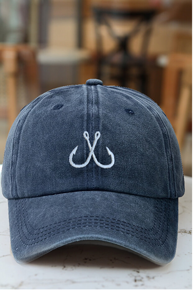 قبعة كلاسيكية مطرزة بخطاف - 1