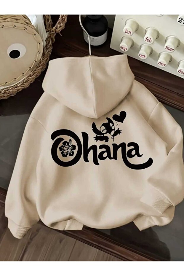 سويت شيرت Ohana بطبعة خلفية وجيب وغطاء للرأس من الصوف من الداخل باللون البيج