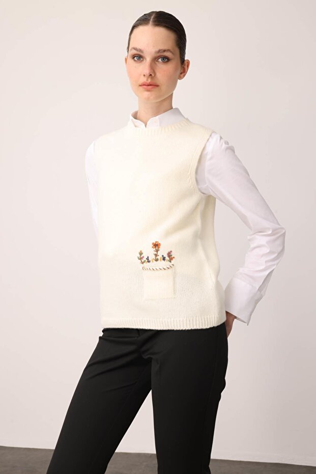 Women's Crew Neck Pocket Top Flower Embroidery Wool Sweater Bone