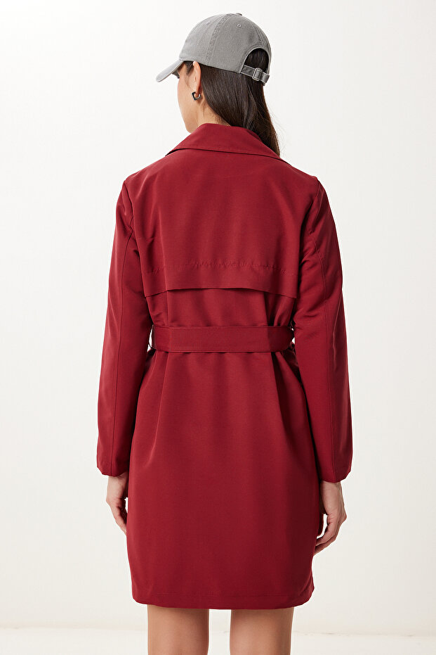 Kurzer, gewebter Trenchcoat mit Burgunder-Gürtel für Damen GP00027 - 6