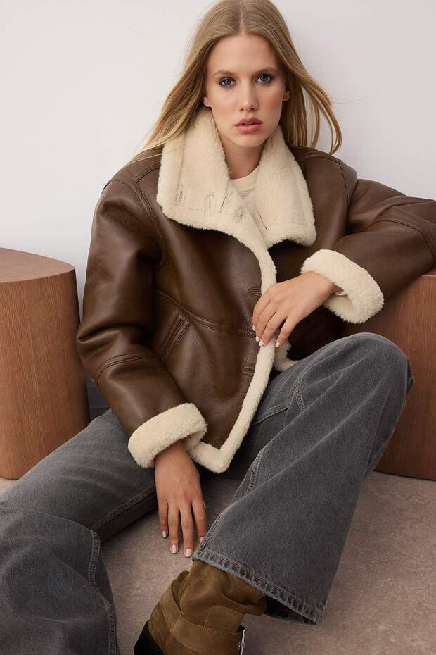 Kahverengi Oversize Kalıp Peluş Detaylı Suni Deri Mont TWOAW26MO00018 - 1
