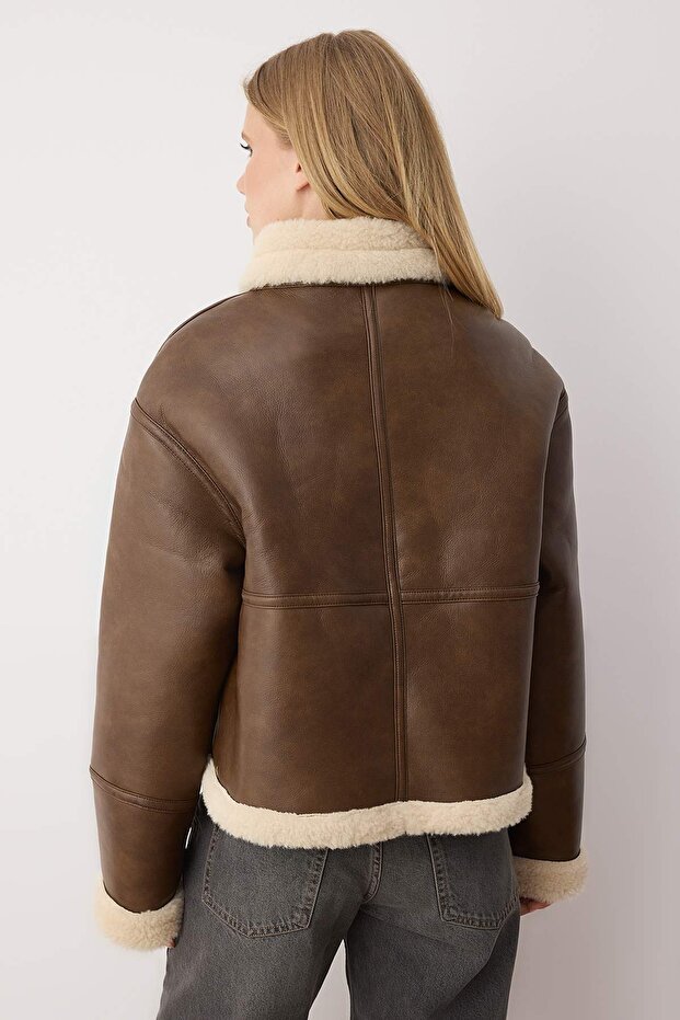 Kahverengi Oversize Kalıp Peluş Detaylı Suni Deri Mont TWOAW26MO00018 - 4