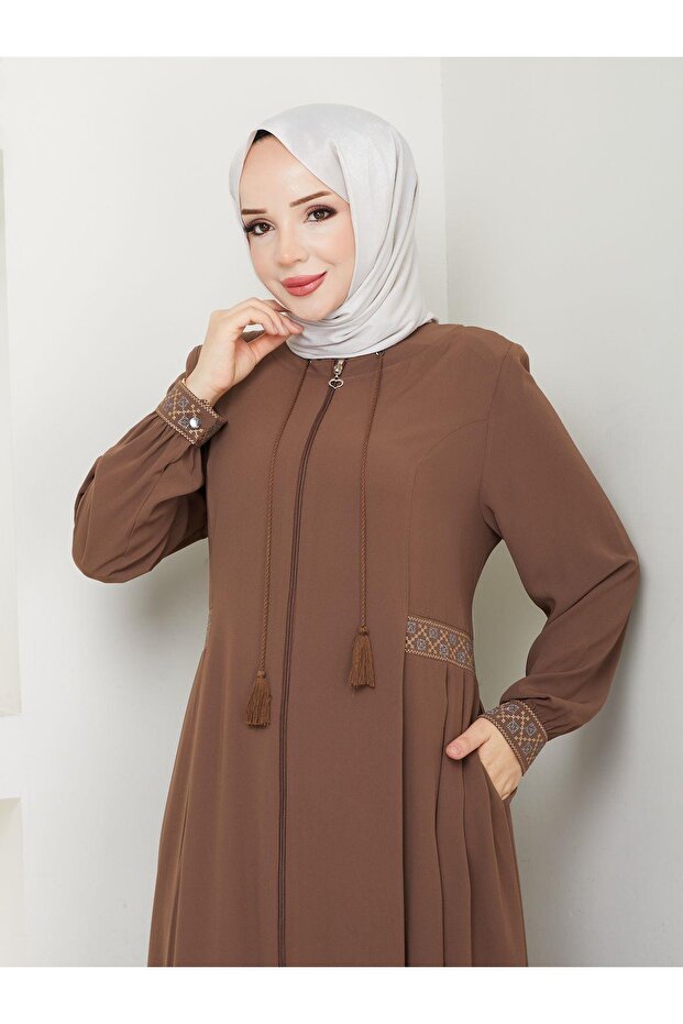 عباية مطرزة وبرباط