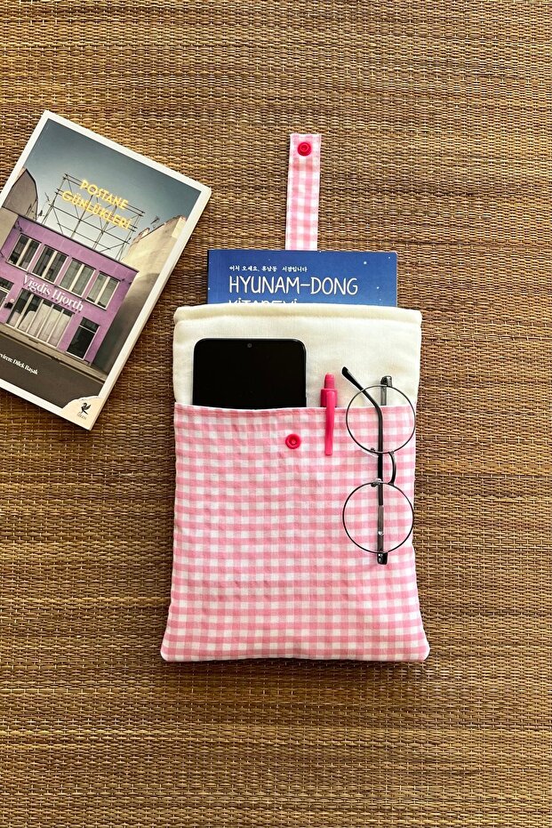 غلاف كتاب Gingham Pink مكون من قسمين هدية لمحبي الكتب