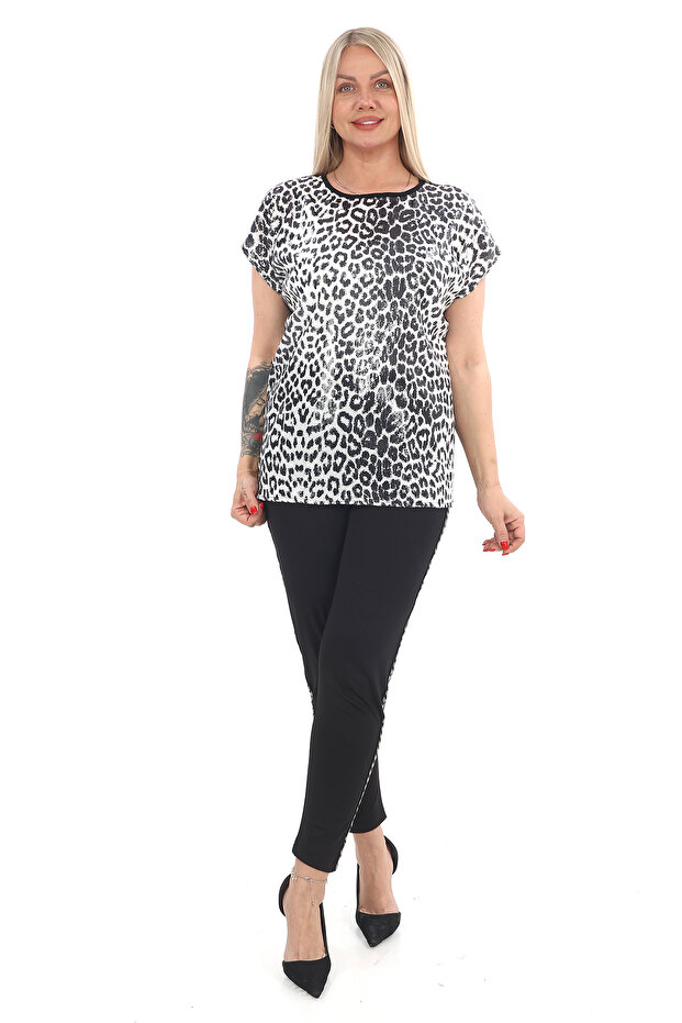 بلوزة بياقة دائرية مطرزة بالترتر - 2