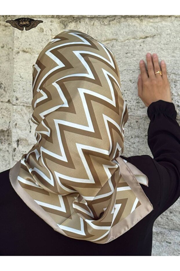 وشاح من نسيج حريري منقوش - 3