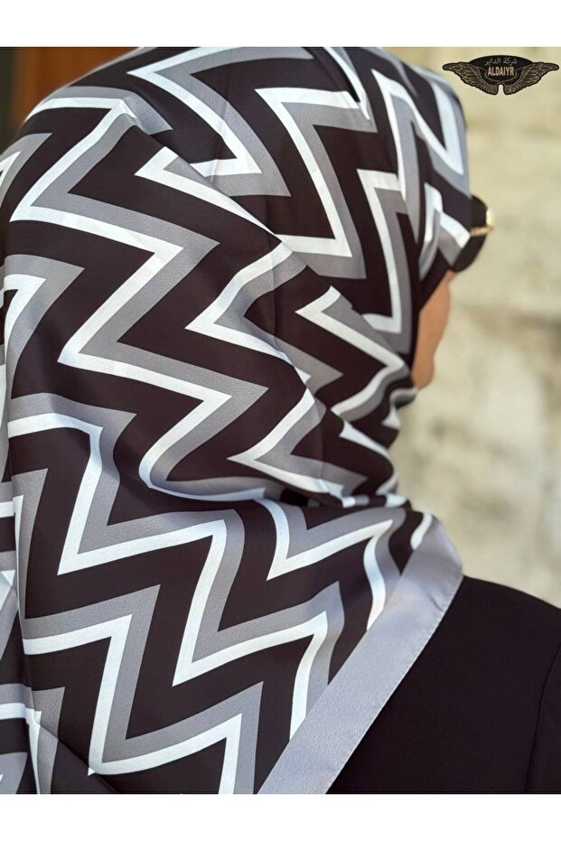 وشاح من نسيج حريري منقوش - 3