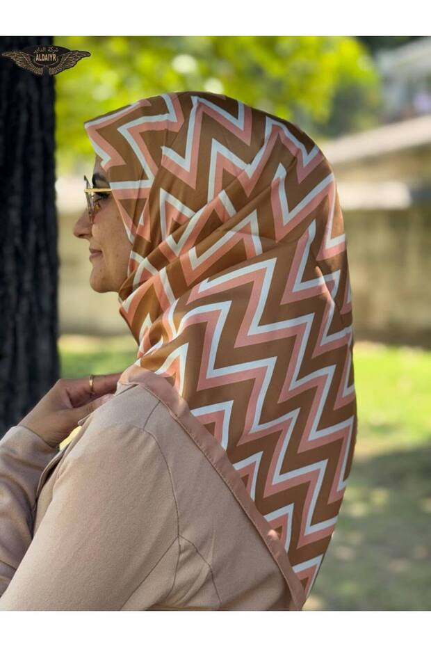 وشاح من نسيج حريري منقوش - 3