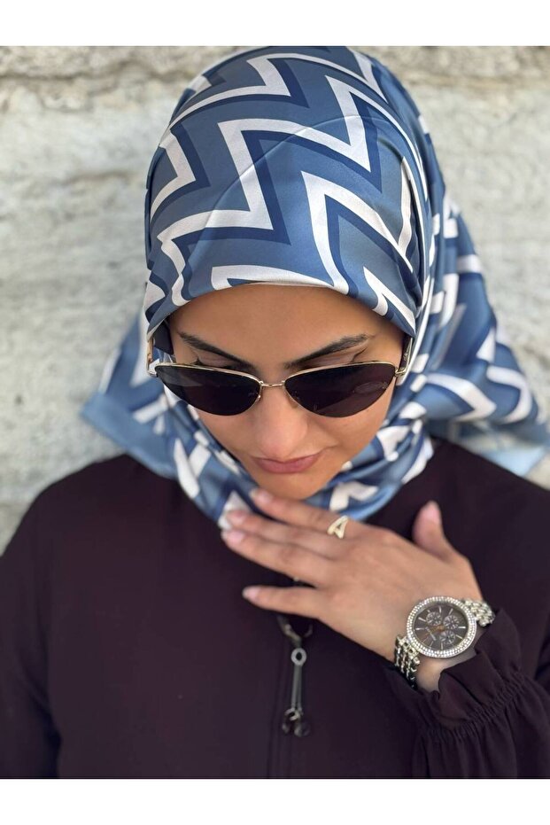 وشاح من نسيج حريري منقوش - 1