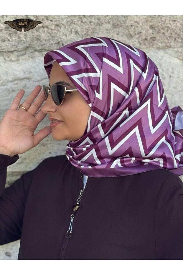 وشاح من نسيج حريري منقوش - 1