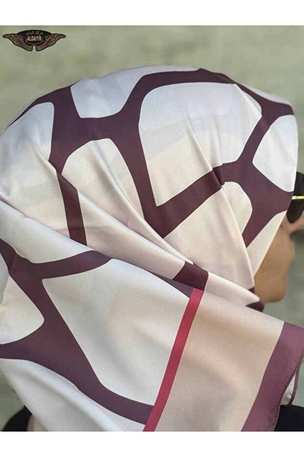 وشاح من نسيج حريري منقوش - 2