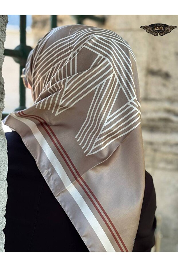 وشاح من نسيج حريري منقوش - 2