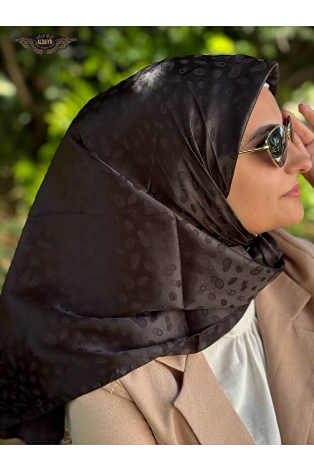 شيطان متوهج باللون الأسود