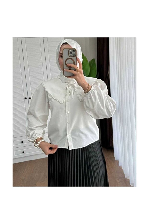 Short Shirt with Pearl Detail at the Collar