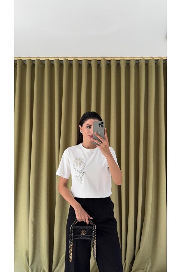 تيشيرت أبيض مطرز بالترتر - 1