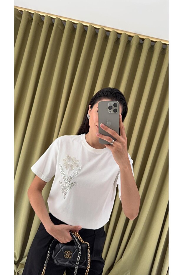 تيشيرت أبيض مطرز بالترتر - 5