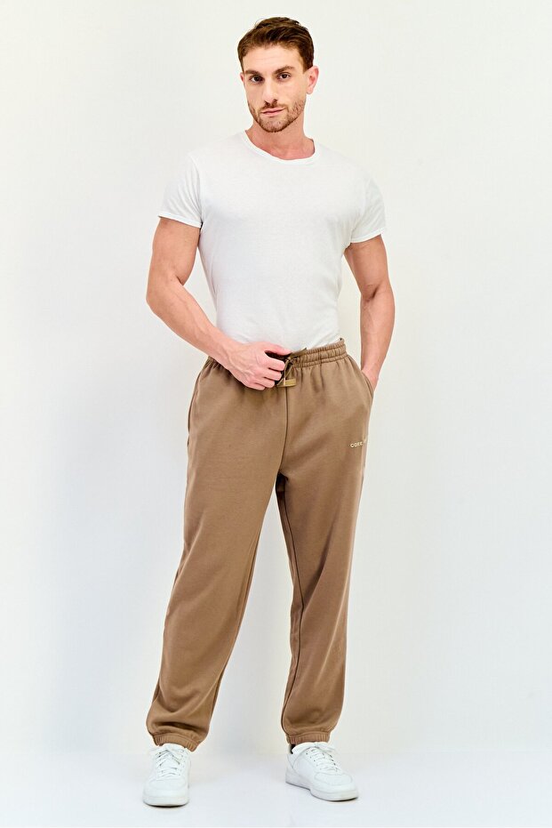 بنطال رياضي رجالي بقصّة عادية وشعار العلامة التجارية، لون بيج - 4