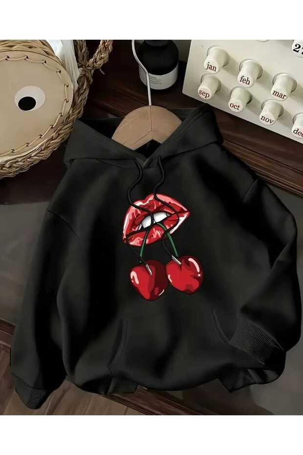 سويت شيرت أسود بطبعة Cherry Lips وجيب بقلنسوة من الصوف من الداخل