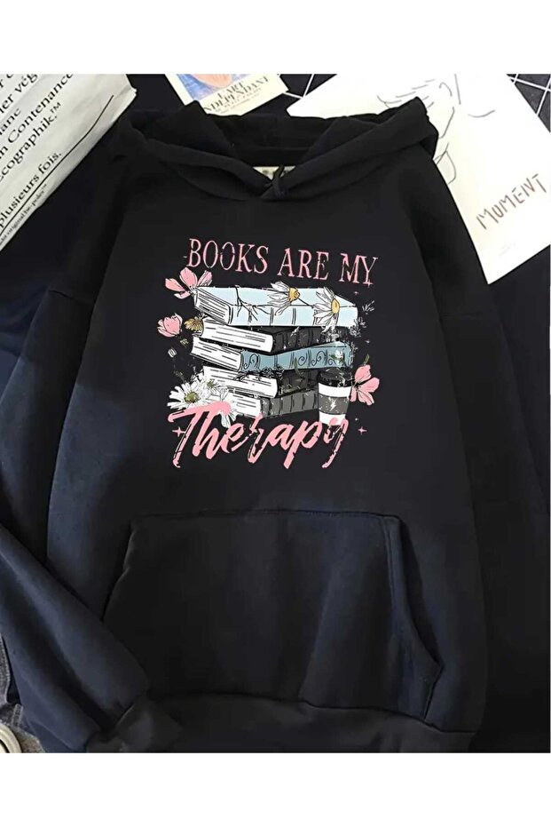 سويت شيرت أسود بطبعة Book Therapy مع جيب بقلنسوة وصوف من الداخل