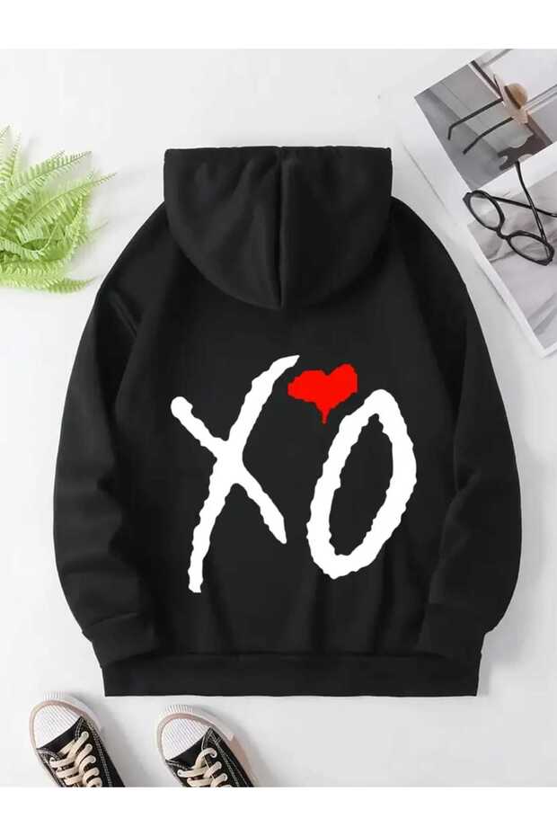 سويت شيرت XO أسود بطبعة خلفية وجيب بقلنسوة وبطانة من الصوف من الداخل