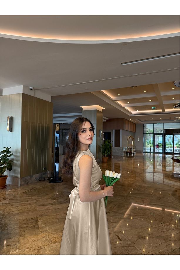 Elya Gold Bej Midi Boy Kolsuz Saten Abiye Elbise - 4