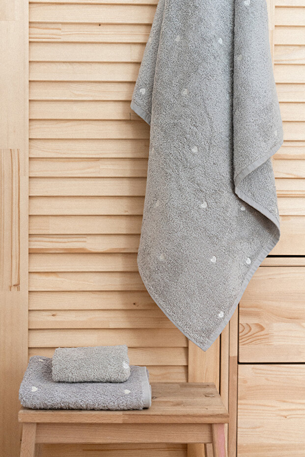 Amore Heart Embroidered Face Towel (50 X 90 cm)