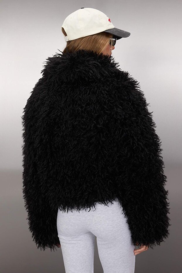 Czarny oversize'owy wzór futra płaszcz TWOAW26MO00051 - 4