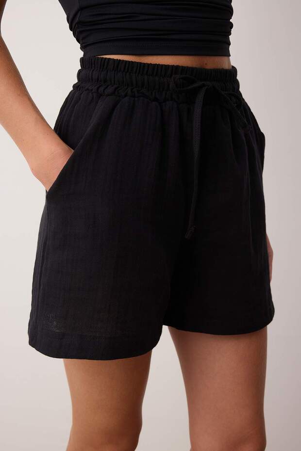 Siyah Müslin Beli Lastikli Yüksek Bel City Boy Şort & Bermuda TWOSS25SR00233 - 3