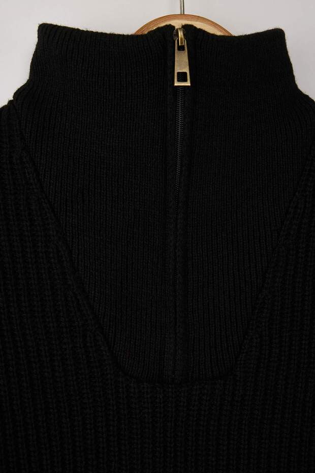 Czarny sweter z golfem - regularny krój, wełna, zapinany na zamek Tmnaw22Kz0347 - 11