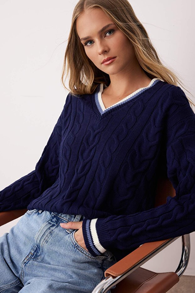 سترة تريكو ذات نمط مضفر باللون الأزرق الداكن بنمط الكلية TWOAW26KZ00153 - 1