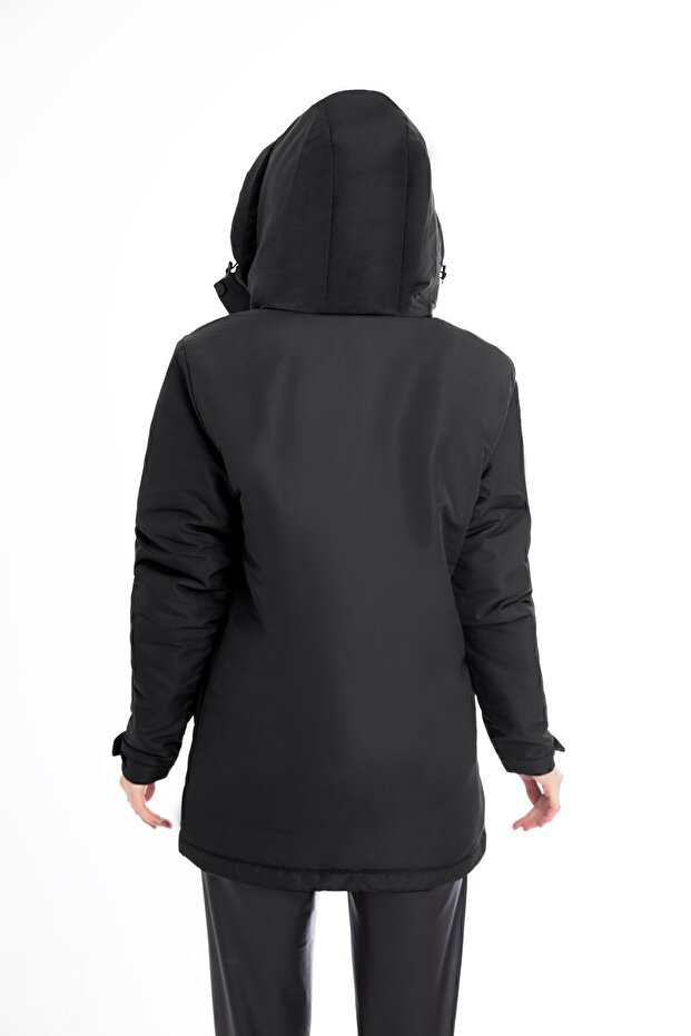 Чорна жіноча зимова куртка - з підкладкою, хутром, водо- та вітронепроникна, з капюшоном - 4