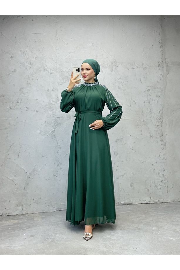 Boyun ve Kolları İşlemeli Şifon Kuşaklı Abiye Zümrüt - 4